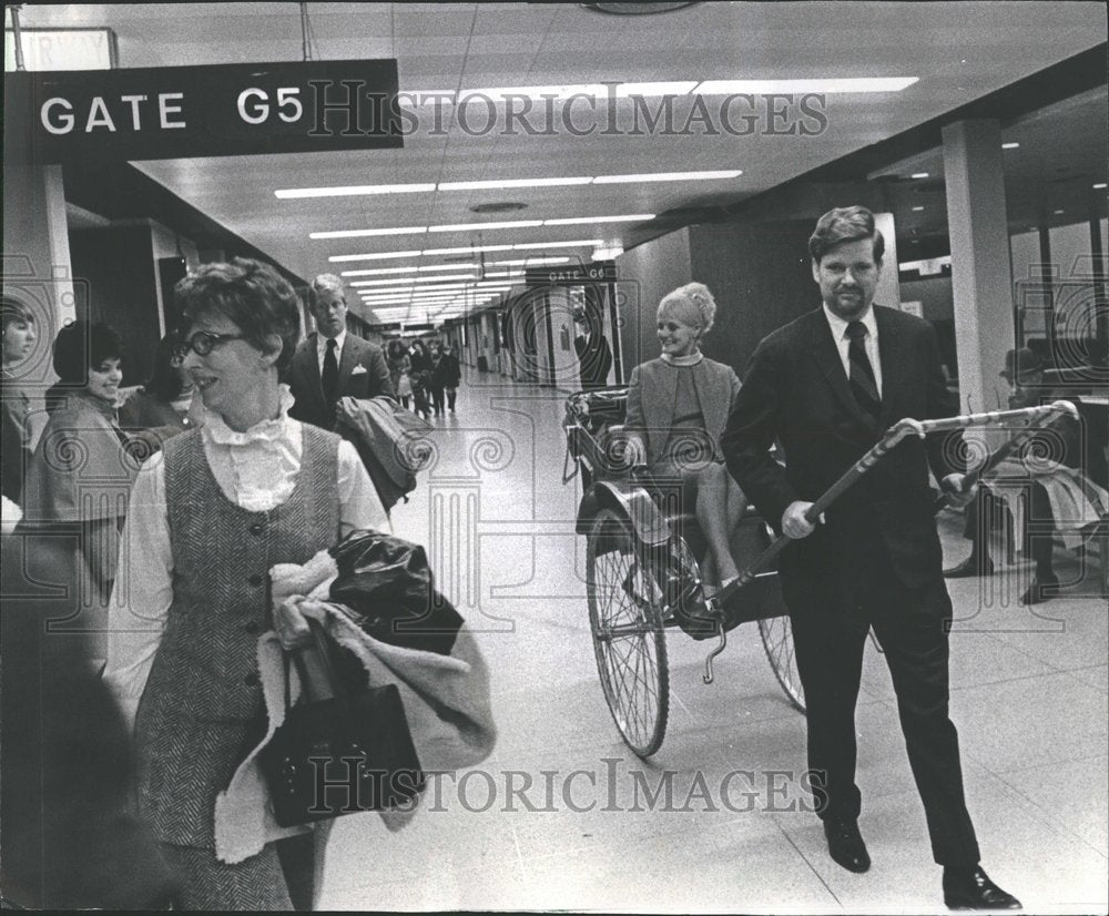 1970 Press Photo Travelers  OHare Airport John Sullivan - Historic Images