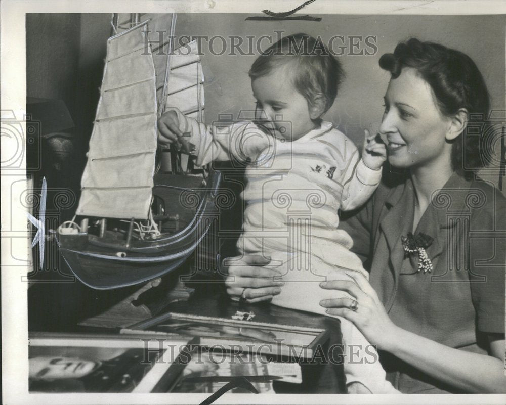 1942, Mrs John Blakeley wife Joan Sibel Navy - RRV98403 - Historic Images