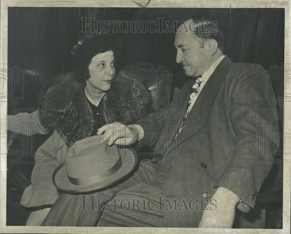 1947 Press Photo Jacobs William First Time Pros Office - Historic Images