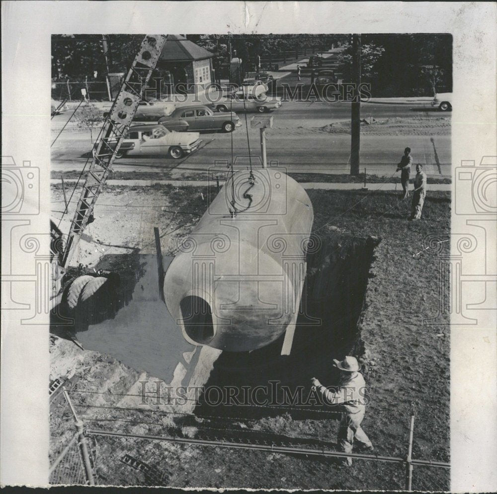 1955 Press Photo Demonstrate Garden City Bomb Radiation - Historic Images