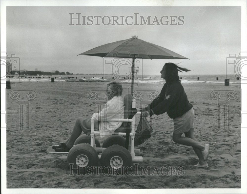 1992 Press Photo Gladys Deber Collen Reardon Surf Chair - RRV98809 - Historic Images