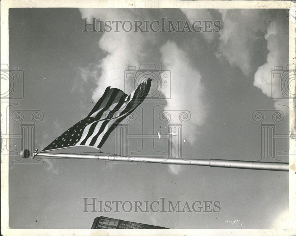 1941 Press Photo Falg raided staff Old Glory sundown - Historic Images