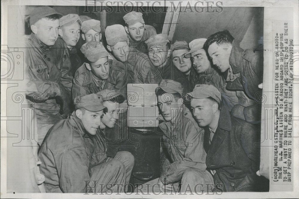 1948 Press Photo US Marines listens radio news aboard - Historic Images