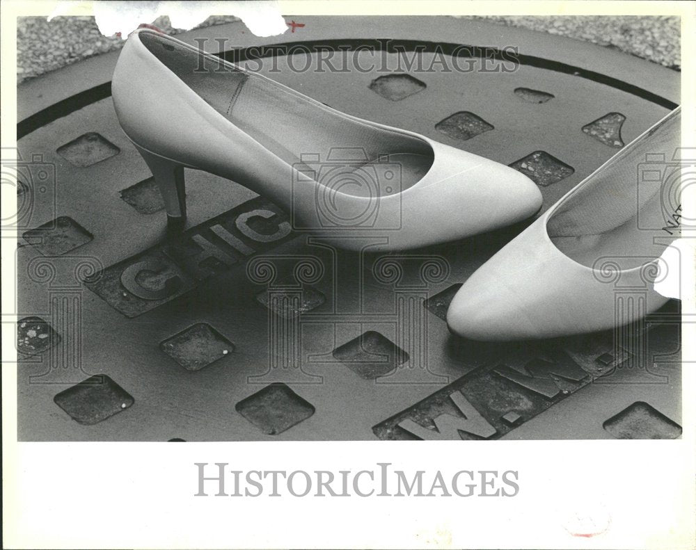 1984, Rosalie taupe leather pump mavis shoes - RRV99043 - Historic Images