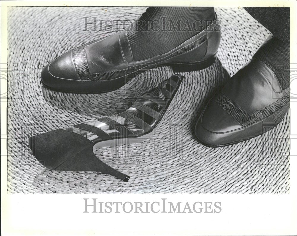 1985, Norma Kamall Striped Pumps Pirie Scott - RRV99129 - Historic Images