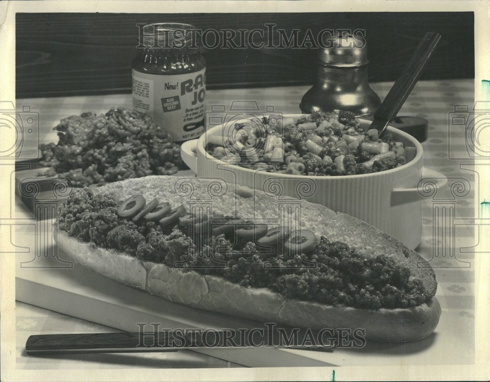 1976 Press Photo Sandwich ground beef Brown spaghetti - Historic Images