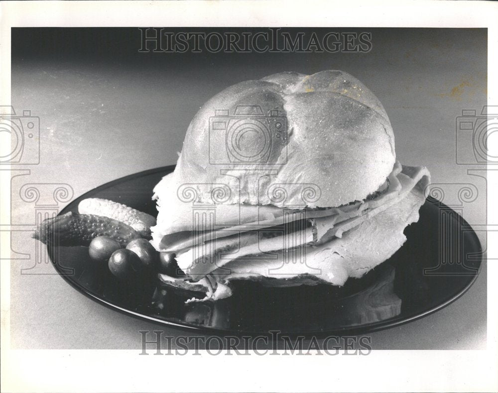 1969 Press Photo Cold Hot Trimming Good Turkey Sandwich - Historic Images