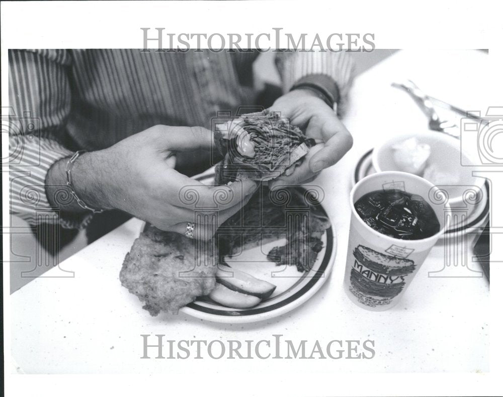 1992 Press Photo Bob Schaffner Skoie Eat Sandwich - Historic Images