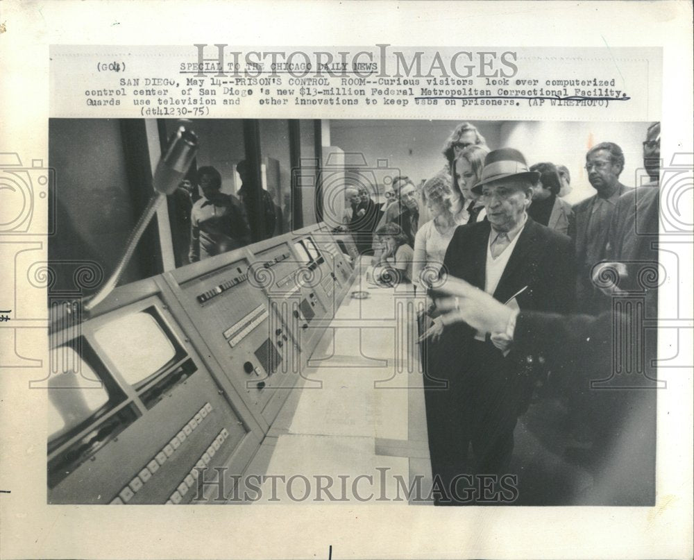 1975 Press Photo Visitors San Diego Control Center - Historic Images