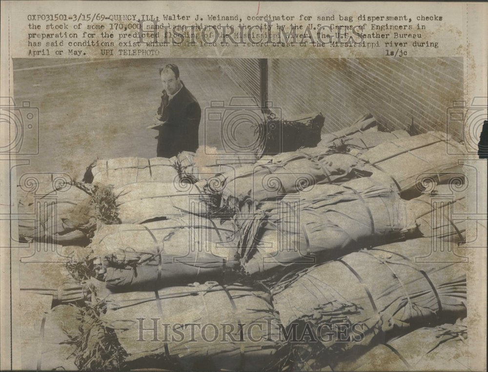 1969 Press Photo Sands bags for preventing floods. - Historic Images