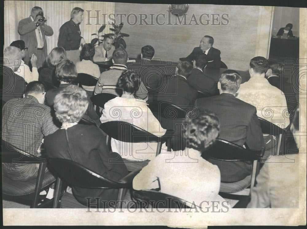 1962 Press Photo Illinois Navy Pier Office Vigil Women - RRV99815 - Historic Images