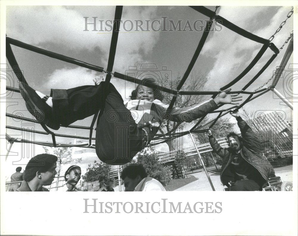 1982 Press Photo Valarie Burton Children New Park First - Historic Images