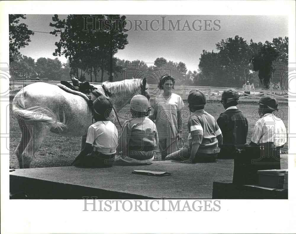 1989, Pollo victim Gustavo Vargus Lisa horse - RRV99823 - Historic Images