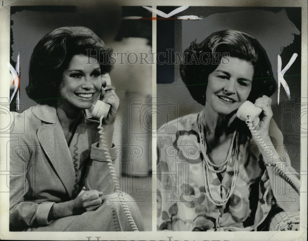 1976 Press Photo Mary Tyler Moore Mrs Betty Ford phone - RRW00005 - Historic Images