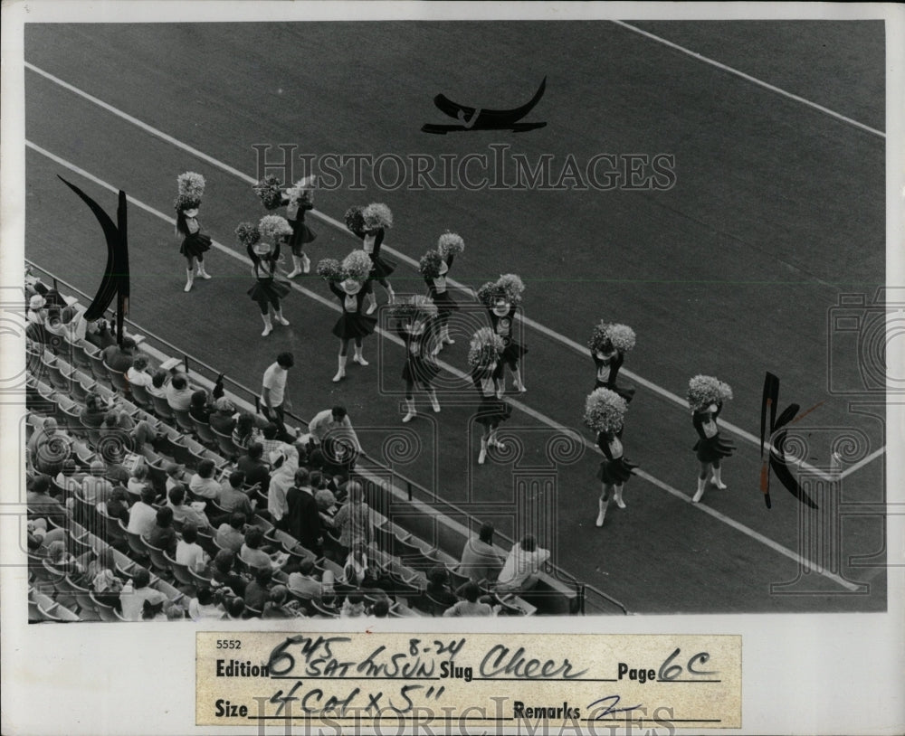 1975 Press Photo Cheerleaders Pontia Standing Michigan - RRW00151 - Historic Images