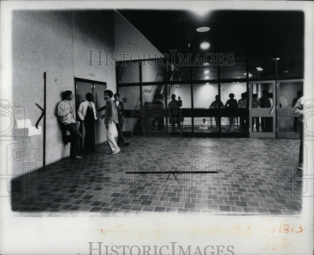 1979 Press Photo Pontiac Cent Michigan Shot KIds Lift - RRW00175 - Historic Images