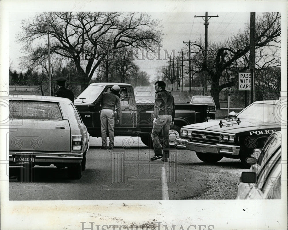 1982 Press Photo Ypic Prison Police letting Riot Vally - RRW00179 - Historic Images