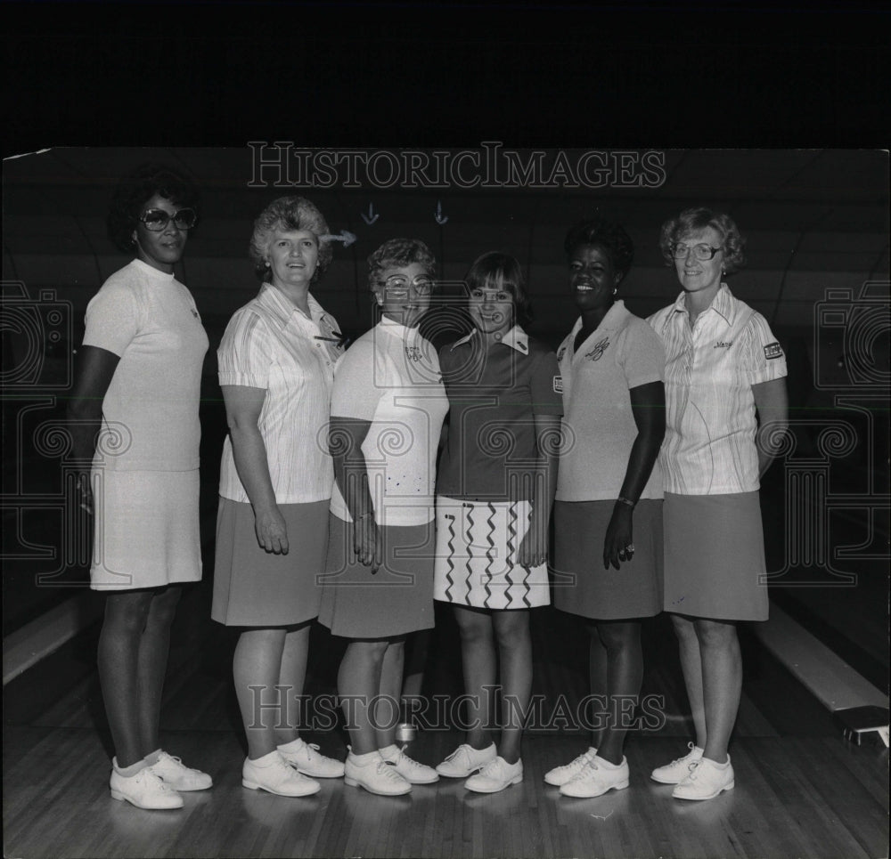 1982 Press Photo Myrtha Cooper Mary Mohacsi Bowling - RRW00209 - Historic Images