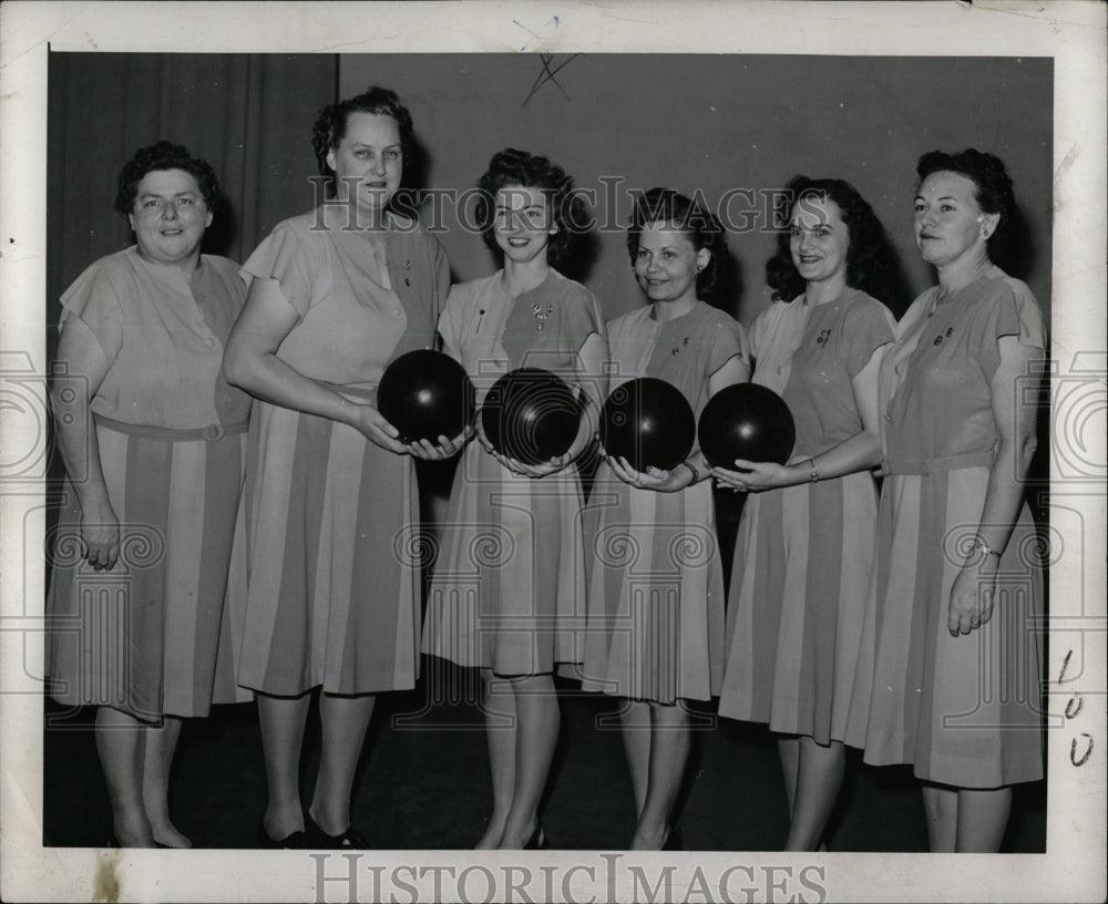 1946 Press Photo Edwardian Coy Connie Powers Elvira - RRW00235 - Historic Images