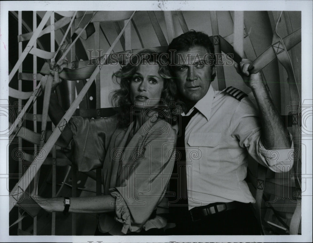 1984 Press Photo Lauren Hutton Lee majors Plane Land - RRW00267 - Historic Images