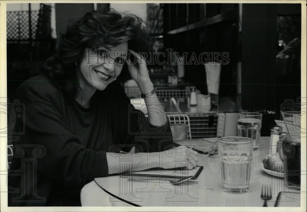 1990 Press Photo Valerie Harper American Actress. - RRW00299 - Historic Images