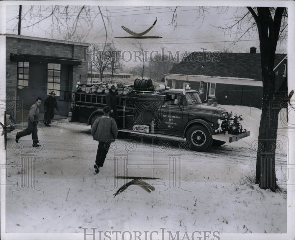 1957 Press Photo Richard Maddren Walt Witmer Fire TWP - RRW00323 - Historic Images