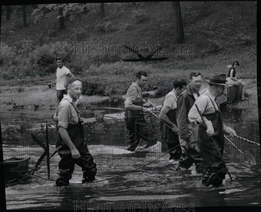 1954 Press Photo Michigan Conservation Electric Shock - RRW00351 - Historic Images