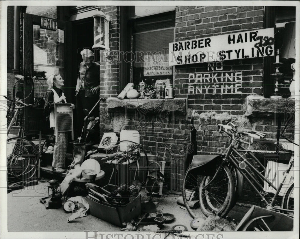 1982 Press Photo Barber Shop Hair Styling - RRW00377 - Historic Images