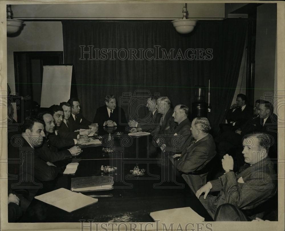 1946 Press Photo General Motor Employees Strike - RRW00421 - Historic Images