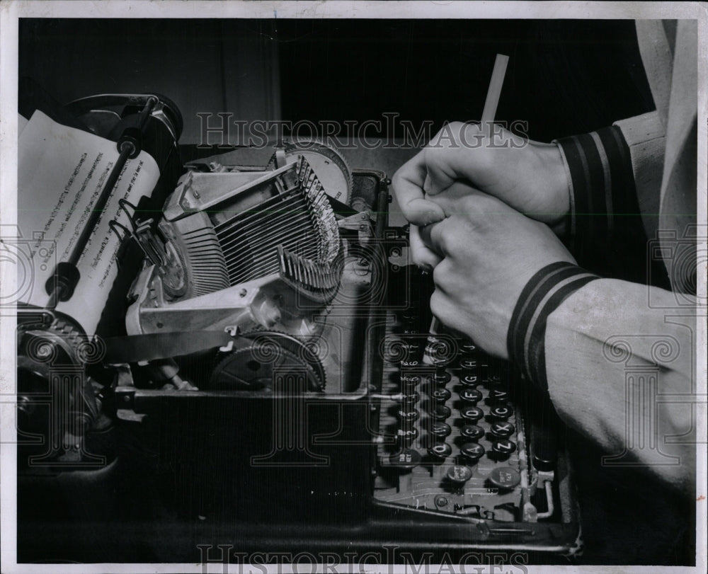 1957 Press Photo Garold Smoat ploys Victim Type Writer - RRW00469 - Historic Images