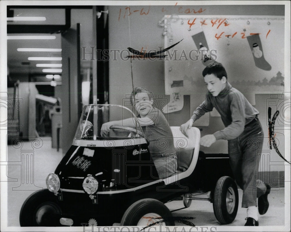 1971 Press Photo Children Playing Plymouth State School - RRW00489 - Historic Images