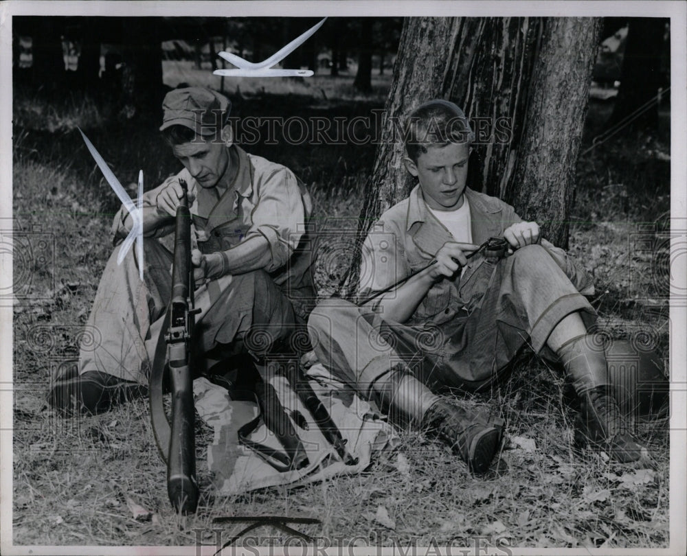 1947 Press Photo Sgt Jay Ellsworth John Elstone rifles - RRW00527 - Historic Images