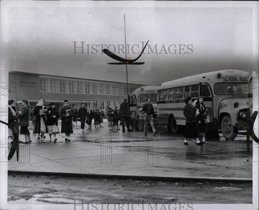 1958 Press Photo Children transported Taylor Two school - RRW00549 - Historic Images