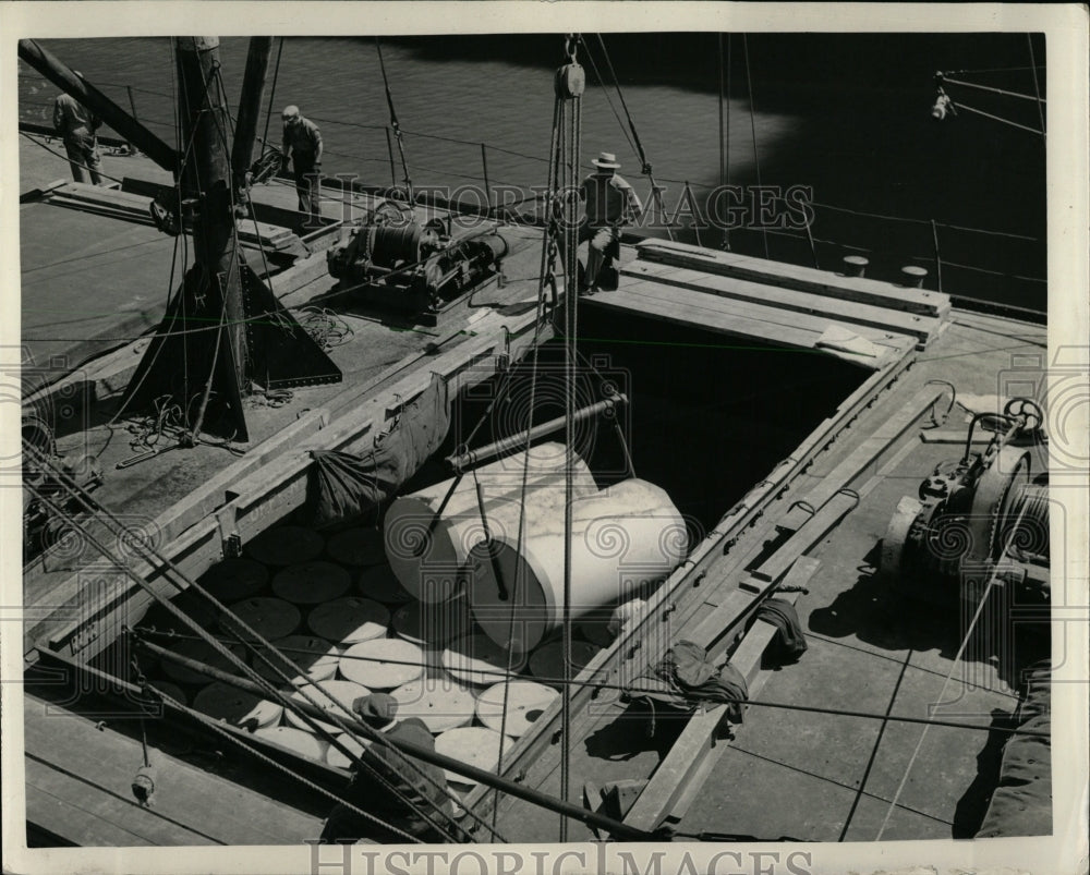 1942 Press Photo Unloading Pater From S. S. Lavaldoc - RRW00605 - Historic Images