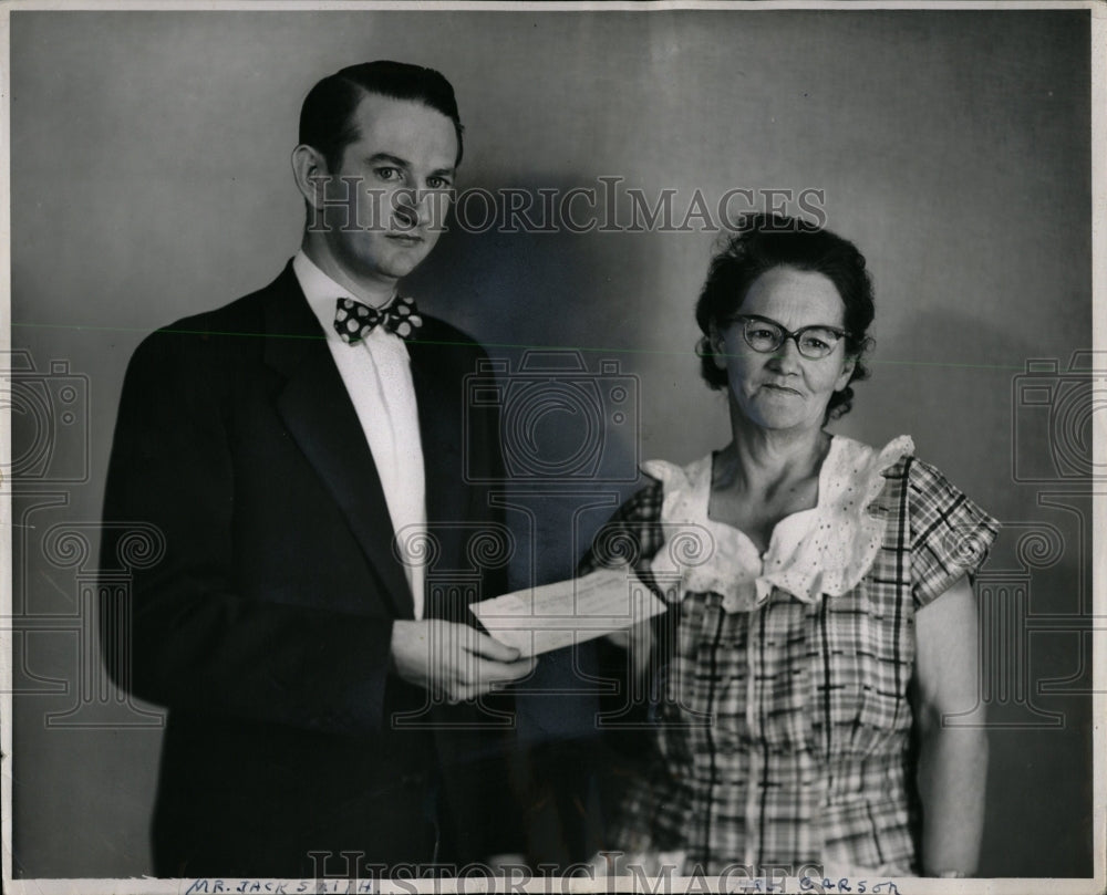 Press Photo Thelma Carson Smith Russell Insurance Check - RRW00607 - Historic Images