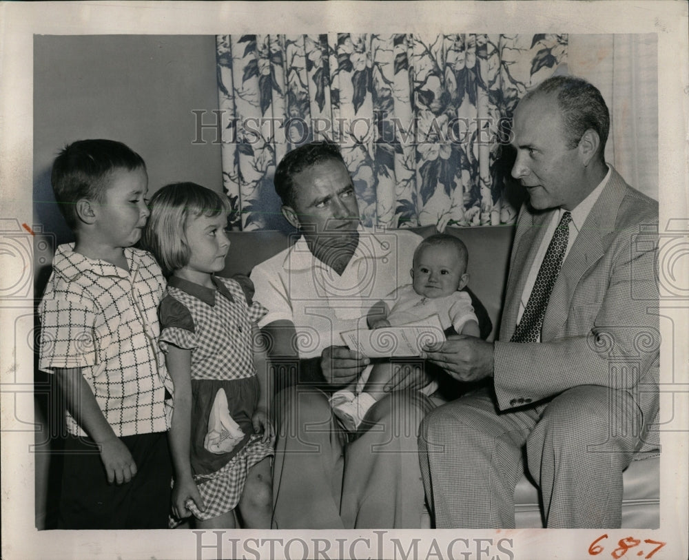 1953 Press Photo Edward J Campbell Kenneth W Gilge Orph - RRW00611 - Historic Images