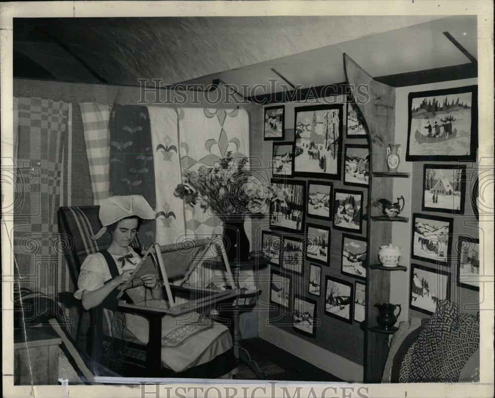 1941 Press Photo Canadian Handicrafts Travel Show - RRW00629 - Historic Images