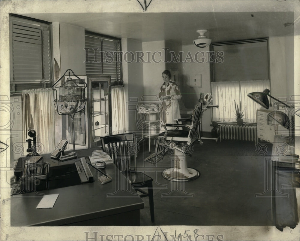 Model Dispensary Daily News Chicago - RRW00665 - Historic Images