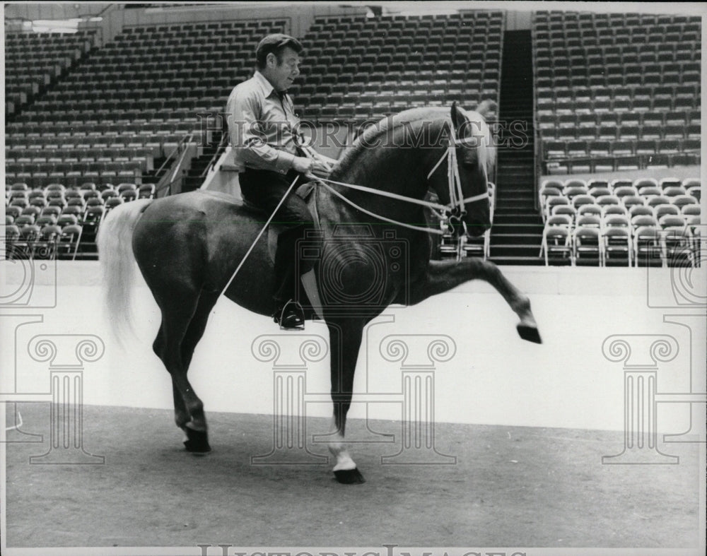 1972 Press Photo Arthur Godfrey Horse Goldie Cobo Arena - RRW00801 - Historic Images
