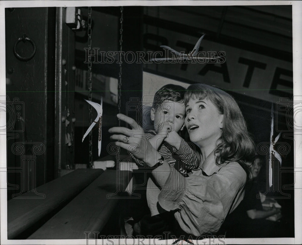 1958 Press Photo Julie Harris Son Peter Actress - RRW00841 - Historic Images