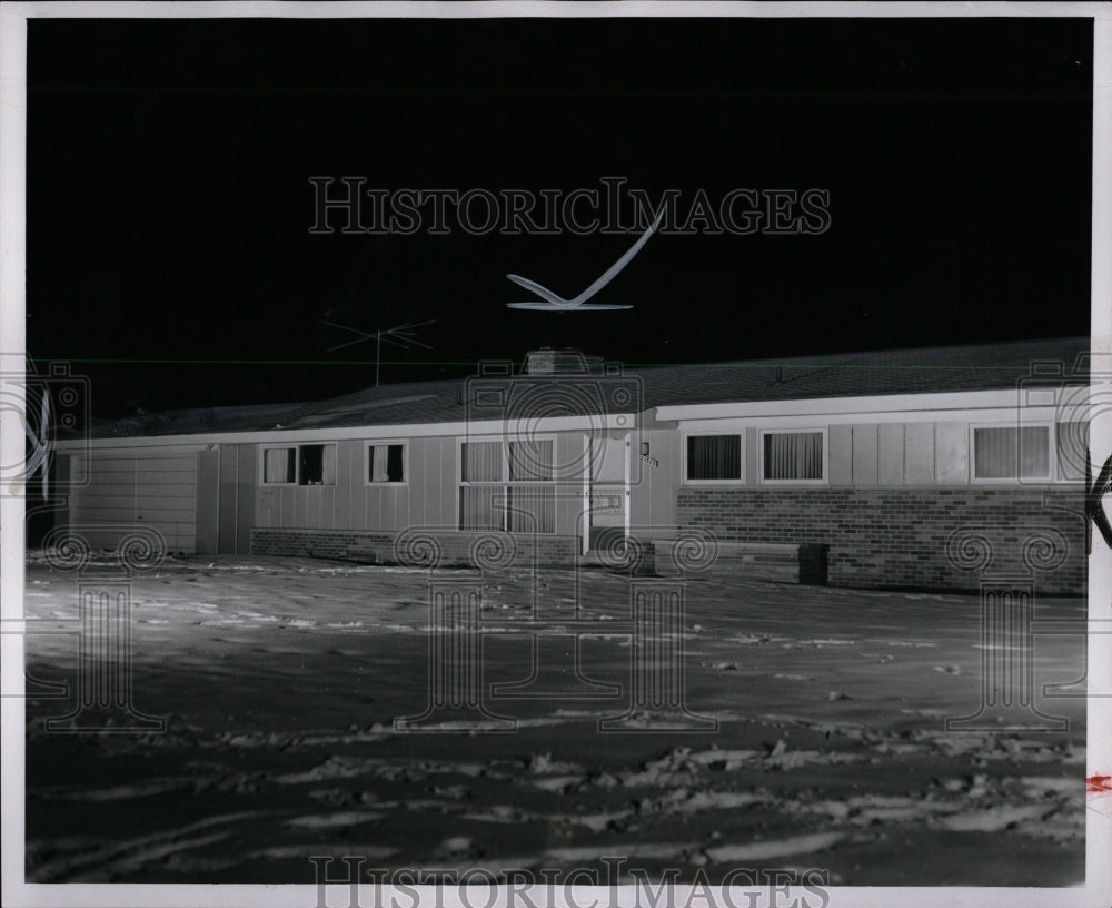 1955 Press Photo Floyd Diamond Kathy Farmington House - RRW00969 - Historic Images