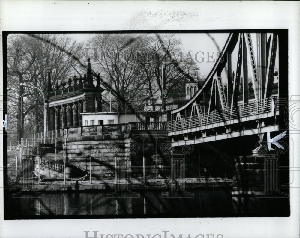 1990 Press Photo Glienecker Bridge Berlin Germany - RRW00977 - Historic Images