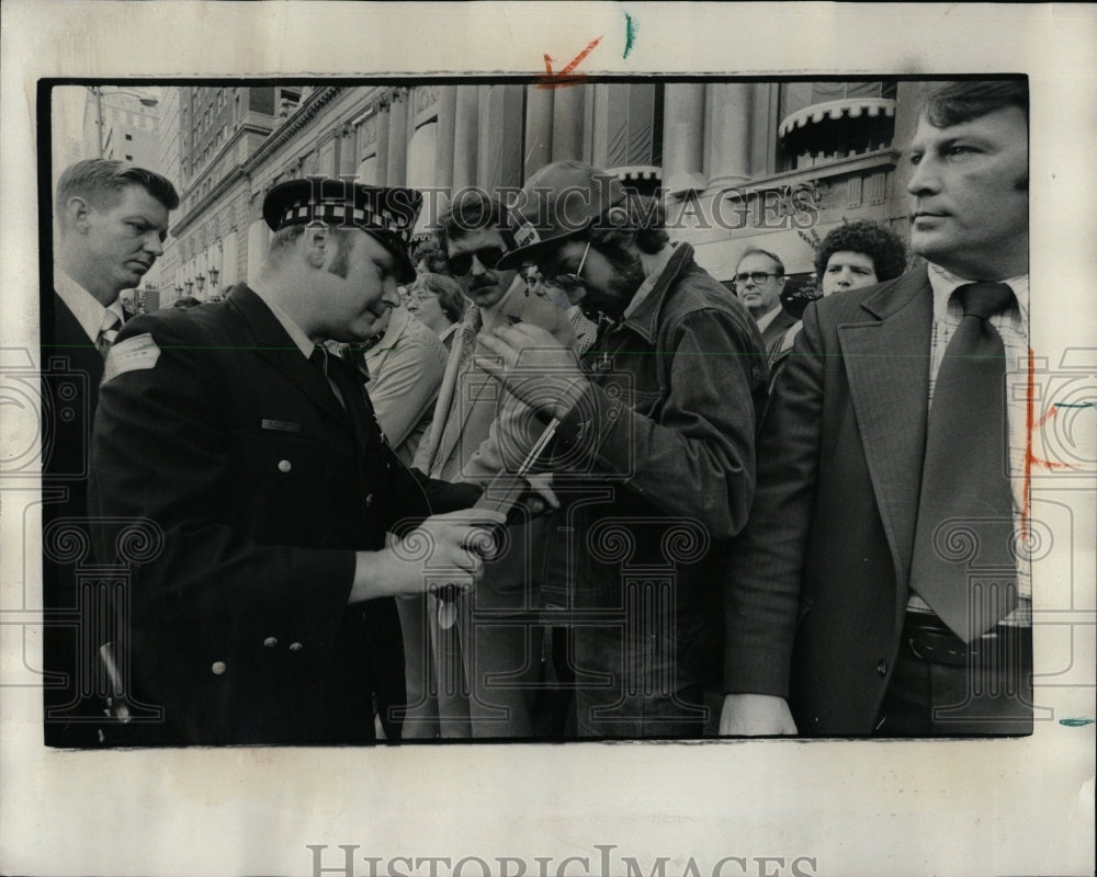 1975 Press Photo Chicago Policeman - RRW01011 - Historic Images