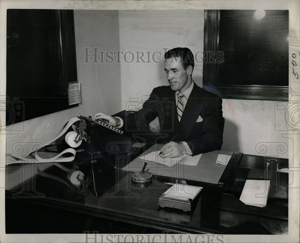 1950 Press Photo Daily News Glamour Clinic - RRW01015 - Historic Images