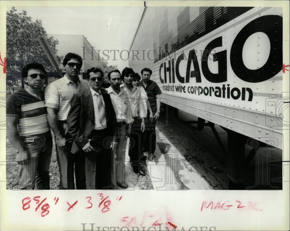1985 Press Photo Chicago Magnet Wire Corp Workers - RRW01037 - Historic Images