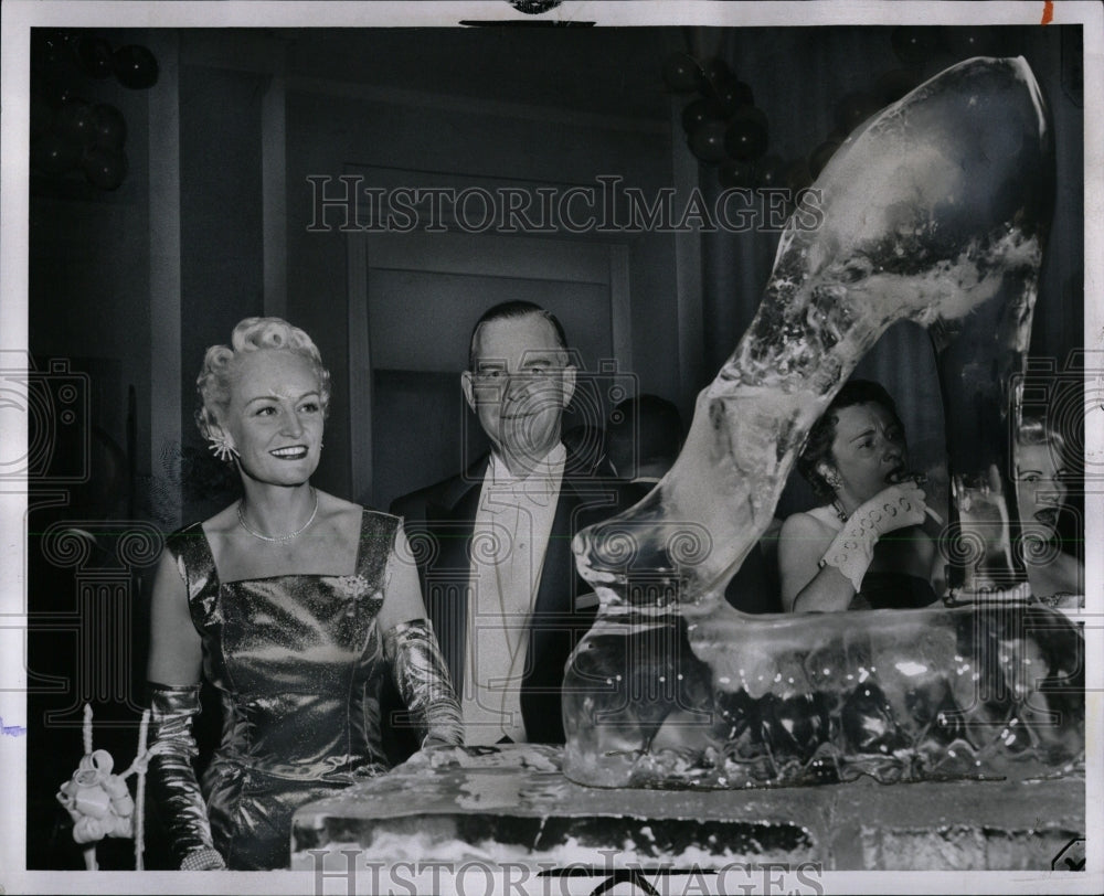 1956 Press Photo Herbert Hart Wife Ice Sculpture - RRW01095 - Historic Images