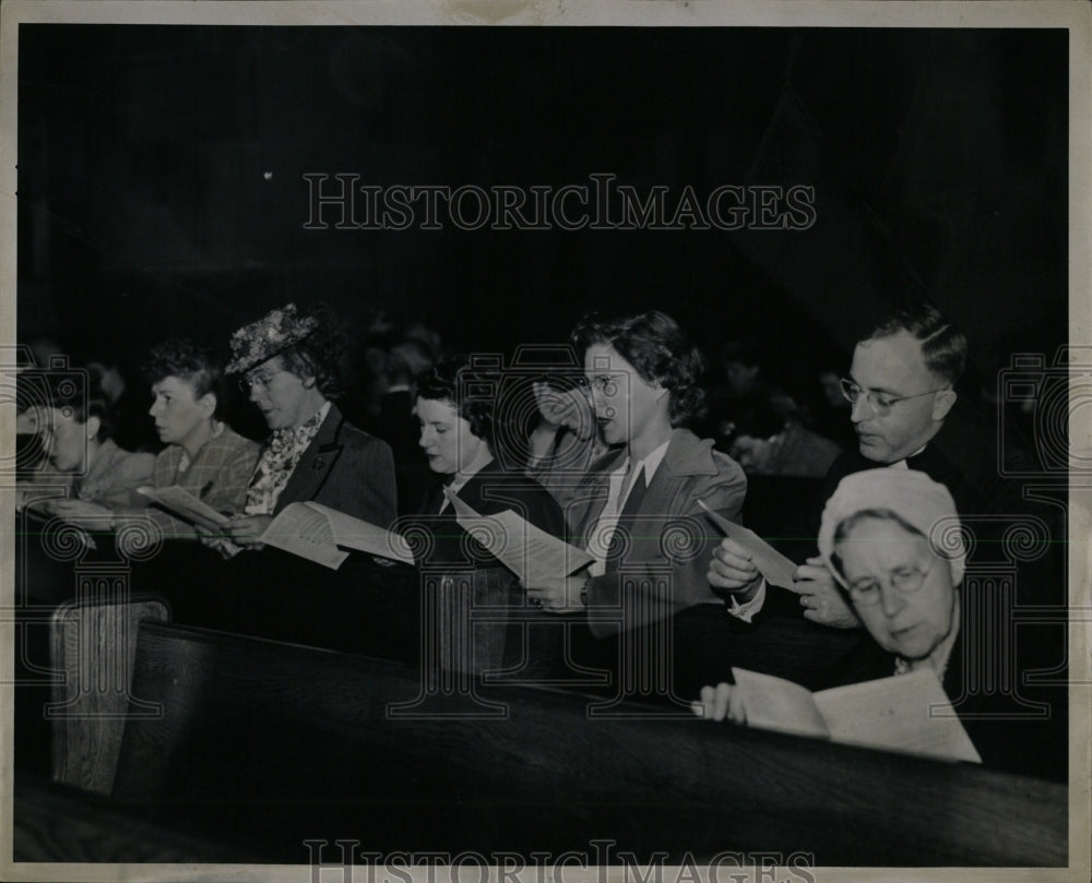 1944 Press Photo Members praying at St. Pauls Cathedral - RRW01129 - Historic Images