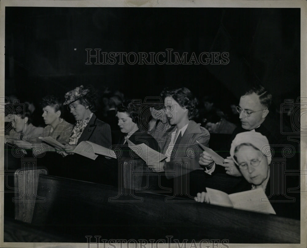 1944 Press Photo Members praying at St. Pauls Cathedral - RRW01129 - Historic Images