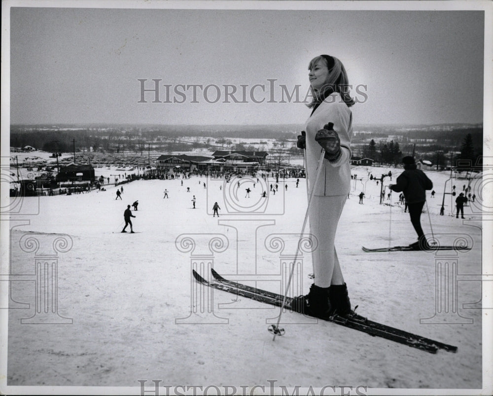 1967 Press Photo Ice Skating Season Skiing Michigan - RRW01147 - Historic Images