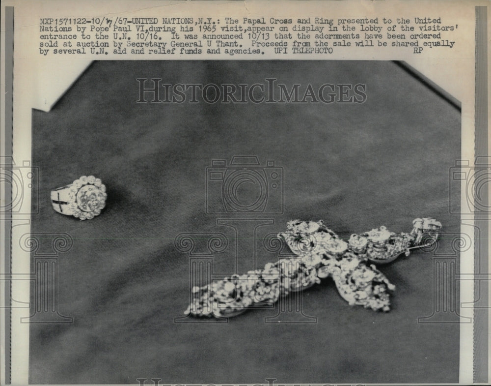 1967 Press Photo Gifts to United Nations by Pope Paul - RRW01177 - Historic Images